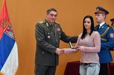 Conferring awards to the soldiers who have completed voluntary military service