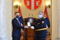 Minister Stefanović presents decorations to members of the Ministry of Defence and the Serbian Armed Forces