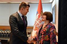 Министар одбране са шефицом Канцеларије УН у Београду