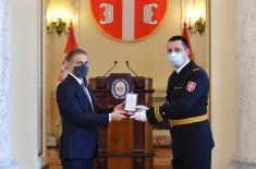 Minister Stefanović presents decorations to members of the Ministry of Defence and the Serbian Armed Forces