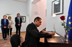 Министар одбране уписао се у Kњигу жалости у Амбасади Шпаније