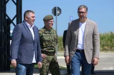 Председник Вучић обишао радове на изградњи фабрике сложених борбених система 