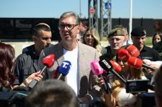 Председник Вучић обишао радове на изградњи фабрике сложених борбених система 