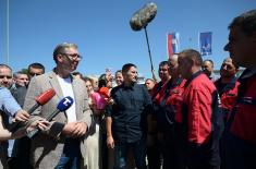 Председник Вучић обишао радове на изградњи фабрике сложених борбених система 