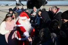 Припадници Војске Србије у акцији даривања новогодишњих пакетића