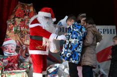 Припадници Војске Србије у акцији даривања новогодишњих пакетића