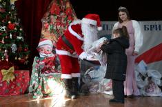 Припадници Војске Србије у акцији даривања новогодишњих пакетића