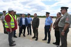 Minister Vulin visits works at the military-civilian airport “Morava”