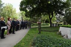 Ceremonija uzimanja grumena zemlje kod spomenika Crvenoarmejcu