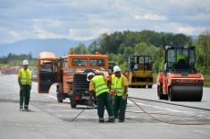 Minister Vulin visits works at the military-civilian airport “Morava”