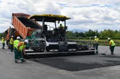 Minister Vulin visits works at the military-civilian airport “Morava”