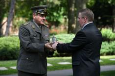 Ceremonija uzimanja grumena zemlje kod spomenika Crvenoarmejcu