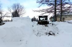 Military clearing local roads in Municipality of Crna Trava