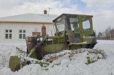 Military clearing local roads in Municipality of Crna Trava