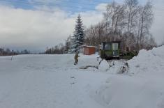 Military clearing local roads in Municipality of Crna Trava