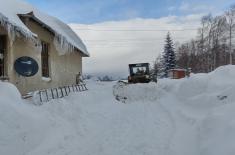 Military clearing local roads in Municipality of Crna Trava