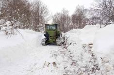 Vojska čisti lokalne puteve u opštini Crna Trava