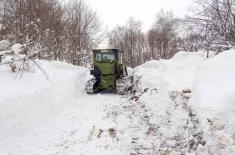 Military clearing local roads in Municipality of Crna Trava