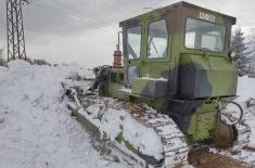 Military clearing local roads in Municipality of Crna Trava