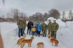 Military clearing local roads in Municipality of Crna Trava