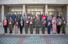 Министар Гашић поводом Дана жена уручио поклоне припадницама система одбране