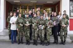 Министар Гашић поводом Дана жена уручио поклоне припадницама система одбране