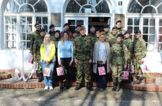 Министар Гашић поводом Дана жена уручио поклоне припадницама система одбране