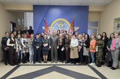 Министар Гашић поводом Дана жена уручио поклоне припадницама система одбране