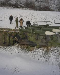 Minister Stefanović with Members of 310th Air Defence Self-Propelled Missile Battalion 