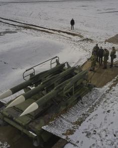 Minister Stefanović with Members of 310th Air Defence Self-Propelled Missile Battalion 