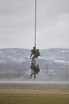 Prikaz sposobnosti dela helikopterskih jedinica RV i PVO i 63. padobranske brigade 