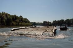 Vojska Srbije postavila pontonski most do plaže Lido