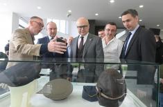 Министар Вучевић отворио изложбу „Војне капе и шлемови од средине 19. века до данас“