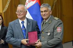 Војни пензионери доделили највише признање министру Вулину