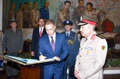 Ministar Stefanović položio vence na Spomenik neznanom vojniku i kraj grobnice predsednika Sadata