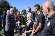 Minister Vučević unveils memorial plague, lays wreath at war volunteer Janoš Rauk’s grave