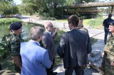  Ministar Vučević obišao pontonski most na Velikom bačkom kanalu
