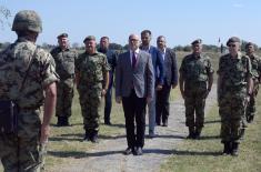 Ministar Vučević obišao kadete na obuci u centru za obuku u Somboru