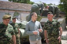 Ministar Stefanović obišao pripadnike Prve brigade u Bačkoj Topoli