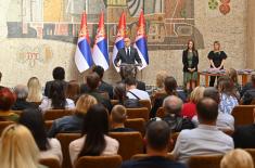 Minister Vučević hands over contracts to refugee families as part of Regional Housing Programme
