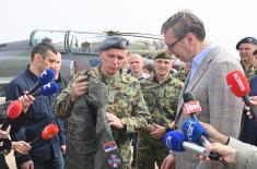 Председник Вучић обишао дежурну јединицу ловачке авијације у Батајници