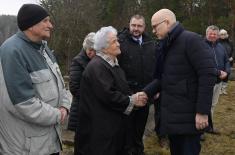 Министар Вучевић положио венац палом борцу са Кошара Ивану Васојевићу