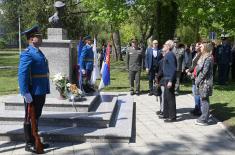 Министар Вучевић положио венац на споменик палом борцу са Кошара Тибору Церни