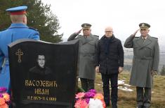 Minister Vučević lays wreath for Ivan Vasojević, fallen fighter of Košare