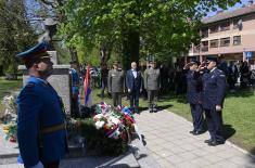 Министар Вучевић положио венац на споменик палом борцу са Кошара Тибору Церни