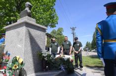 Minister Vučević lays wreath at monument to fallen soldier of Battle of Košare Tibor Cerna