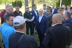 Minister Vučević lays wreath at monument to fallen soldier of Battle of Košare Tibor Cerna