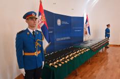 Minister Vučević presents medieval Serbian swords and sabres to officers who completed advanced training abroad