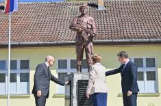 Minister Vučević unveils monument to soldiers killed in 1990s wars in Bačka Topola