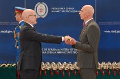 Minister Vučević presents medieval Serbian swords and sabres to officers who completed advanced training abroad